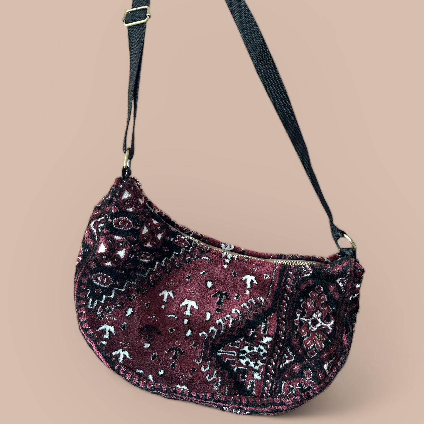 Tas van tapijtstof met rits halve maan bordeaux